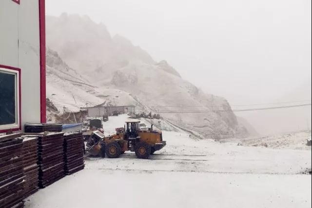 人間四月芳菲盡，山中春雪還復(fù)來