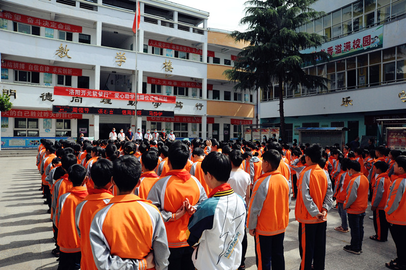 “洛陽(yáng)開(kāi)元筑夢(mèng)行”六一愛(ài)心助學(xué)活動(dòng)第一站!!!!SIMPLE_HTML_DOM__VOKU__PIPE!!!!欒川縣秋扒鄉(xiāng)捐贈(zèng)儀式圓滿(mǎn)舉行