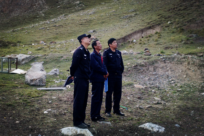 興?？h公安局治安大隊到銅鑫公司例行安全專項檢查